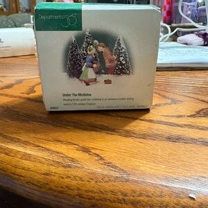 DEPT. 56 NEW ENGLAND VILLAGE SERIES UNDER THE MISTLETOE ORIGINAL BOX